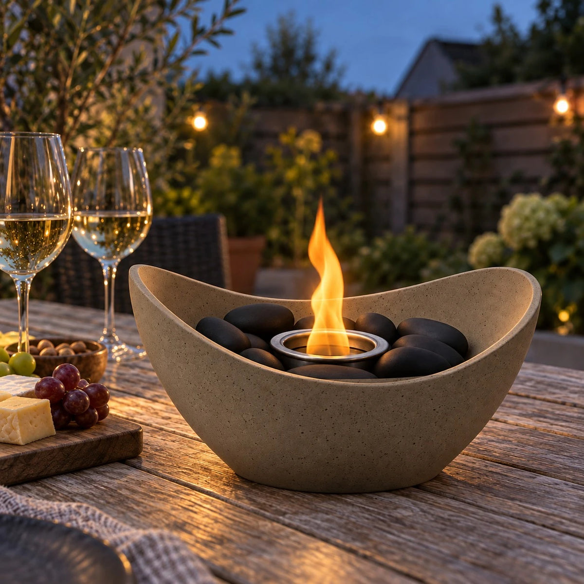 Ardente tafelhaard in taupe op een houten tuintafel in de avond